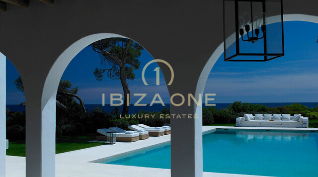 Spektakuläre Blakstad-Immobilie in erster Meereslinie zum Verkauf in Cala Pada, Ibiza