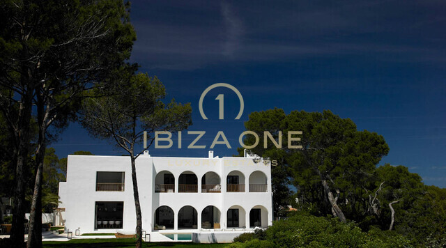 Spectaculair eerstelijns Blakstad-pand te koop in Cala Pada, Ibiza