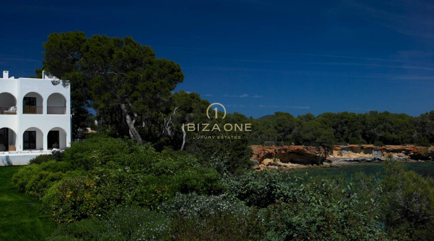 Spektakuläre Blakstad-Immobilie in erster Meereslinie zum Verkauf in Cala Pada, Ibiza