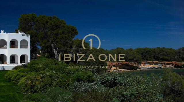 Spektakuläre Blakstad-Immobilie in erster Meereslinie zum Verkauf in Cala Pada, Ibiza