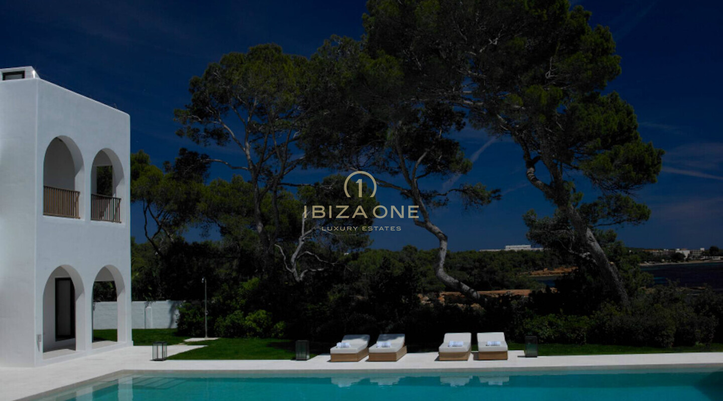 Spettacolare proprietà Blakstad in prima linea sul mare in vendita a Cala Pada, Ibiza