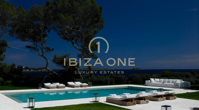 Spettacolare proprietà Blakstad in prima linea sul mare in vendita a Cala Pada, Ibiza
