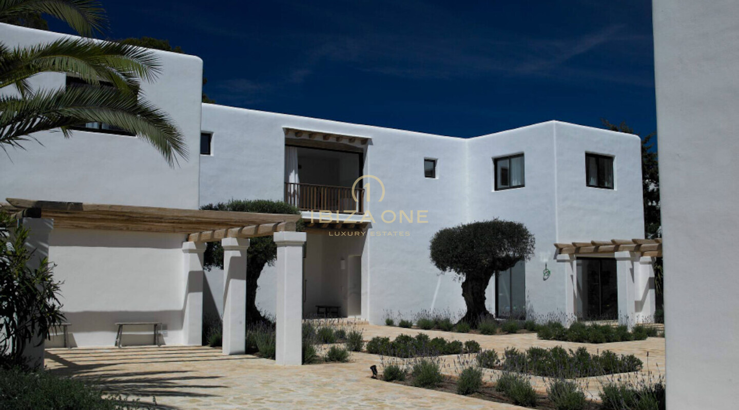 Spektakuläre Blakstad-Immobilie in erster Meereslinie zum Verkauf in Cala Pada, Ibiza