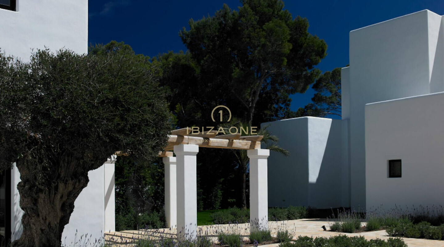 Spektakuläre Blakstad-Immobilie in erster Meereslinie zum Verkauf in Cala Pada, Ibiza