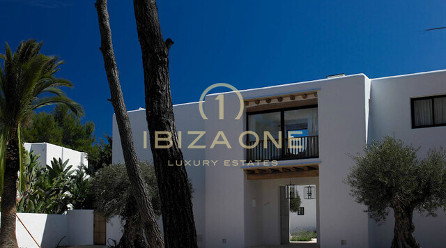 Spettacolare proprietà Blakstad in prima linea sul mare in vendita a Cala Pada, Ibiza