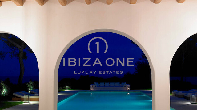 Spektakuläre Blakstad-Immobilie in erster Meereslinie zum Verkauf in Cala Pada, Ibiza