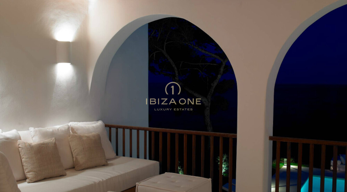 Spektakuläre Blakstad-Immobilie in erster Meereslinie zum Verkauf in Cala Pada, Ibiza
