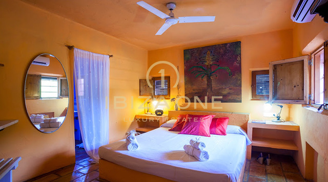 Beautiful property with main and guest house in Santa Gertrudis for sale, Ibiza - Beautiful property with main and guest house in Santa Gertrudis for rent, Ibiza