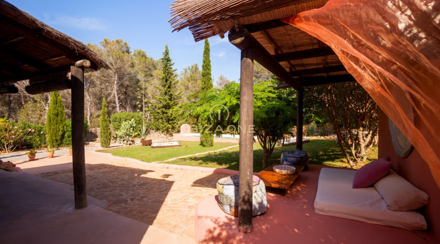 Preciosa propiedad con casa principal y de invitados en Santa Gertrudis en venta, Ibiza - Preciosa propiedad con casa principal y de invitados en Santa Gertrudis en alquiler, Ibiza