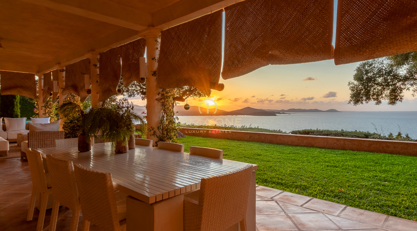 Villa de lujo en Ibiza con acceso al mar y espectaculares vistas al mar en Es Cubells en venta, Ibiza - Villa de lujo en Ibiza con acceso al mar y espectaculares vistas al mar en Es Cubells en alquiler, Ibiza