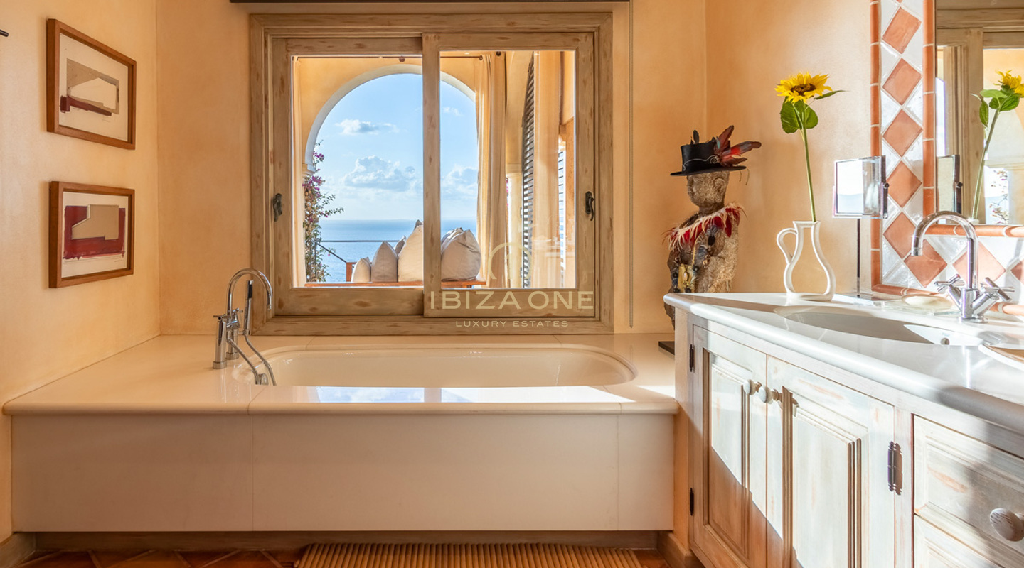 Villa de lujo en Ibiza con acceso al mar y espectaculares vistas al mar en Es Cubells en venta, Ibiza - Villa de lujo en Ibiza con acceso al mar y espectaculares vistas al mar en Es Cubells en alquiler, Ibiza