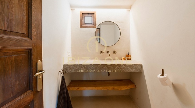 Charmante luxe 400 jaar oude finca, prachtig gerenoveerd met toeristische verhuurvergunning te koop, Ibiza