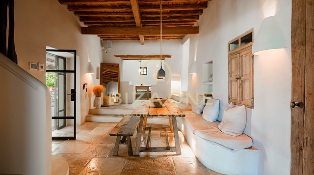 Charmante luxe 400 jaar oude finca, prachtig gerenoveerd met toeristische verhuurvergunning te koop, Ibiza