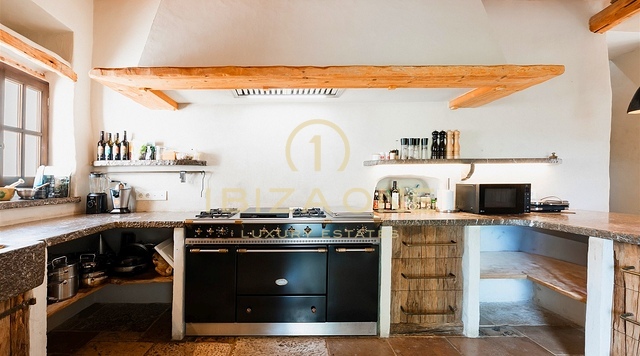 Charmante luxe 400 jaar oude finca, prachtig gerenoveerd met toeristische verhuurvergunning te koop, Ibiza
