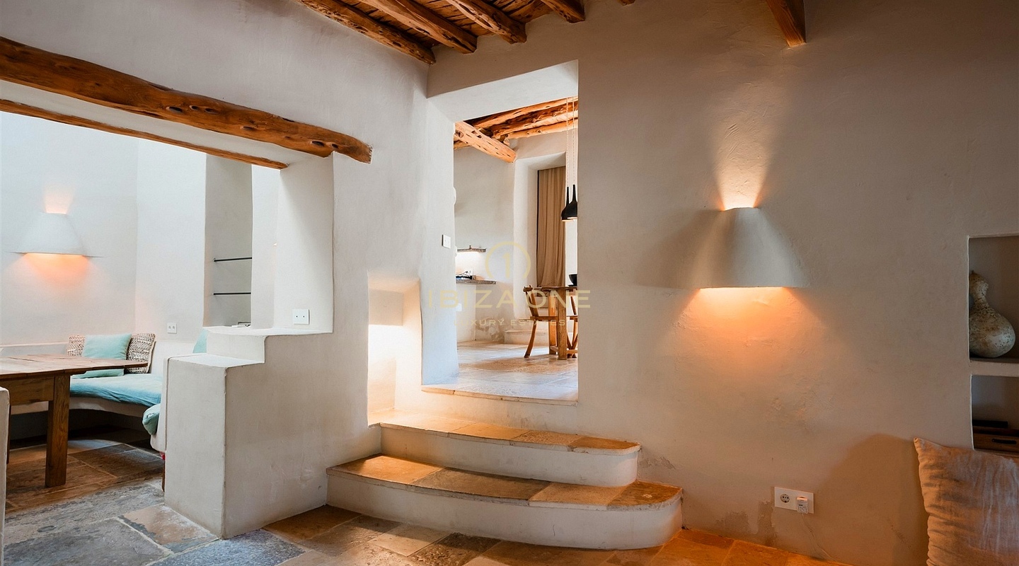 Affascinante finca di lusso di 400 anni, squisitamente ristrutturata con licenza di affitto turistico in vendita, Ibiza