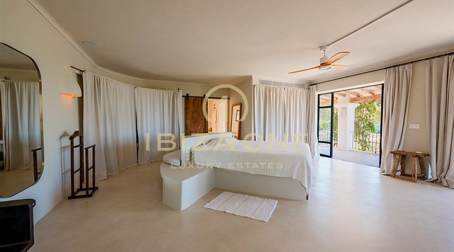 Charmante luxe 400 jaar oude finca, prachtig gerenoveerd met toeristische verhuurvergunning te koop, Ibiza