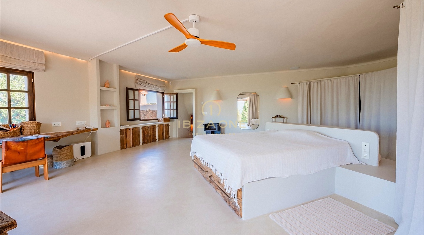 Encantadora finca de lujo de 400 años de antigüedad, exquisitamente renovada con licencia de alquiler turístico en venta, Ibiza