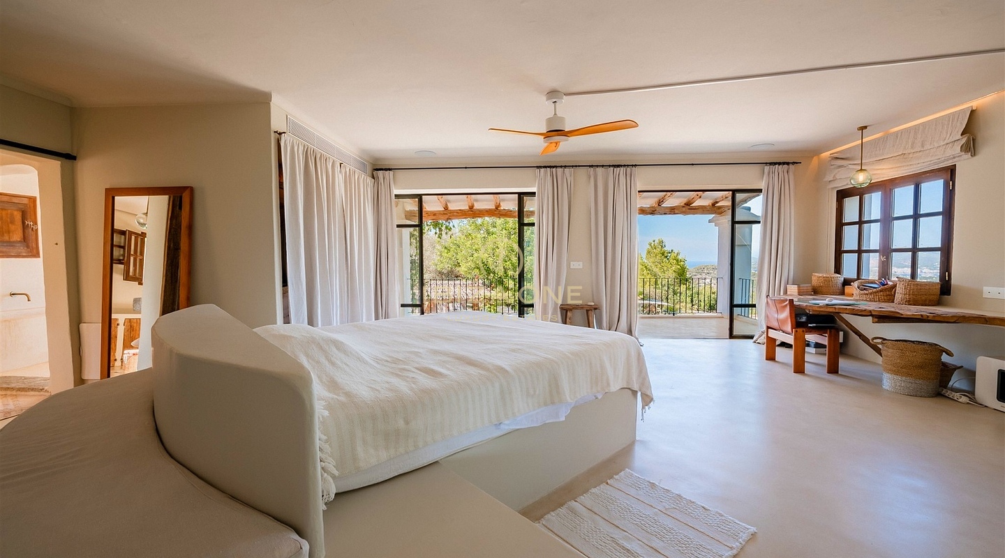 Charmante luxe 400 jaar oude finca, prachtig gerenoveerd met toeristische verhuurvergunning te koop, Ibiza