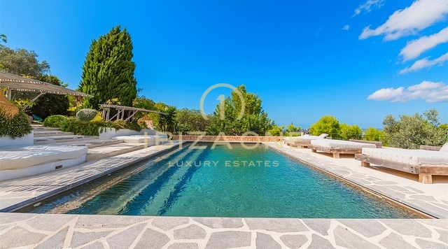Encantadora finca de lujo de 400 años de antigüedad, exquisitamente renovada con licencia de alquiler turístico en venta, Ibiza