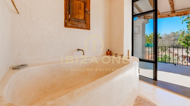 Charmante luxe 400 jaar oude finca, prachtig gerenoveerd met toeristische verhuurvergunning te koop, Ibiza