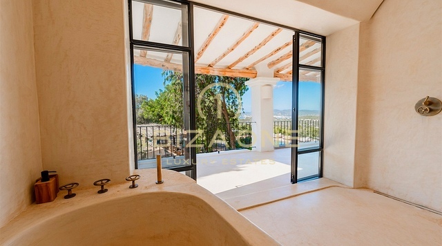 Charmante luxe 400 jaar oude finca, prachtig gerenoveerd met toeristische verhuurvergunning te koop, Ibiza