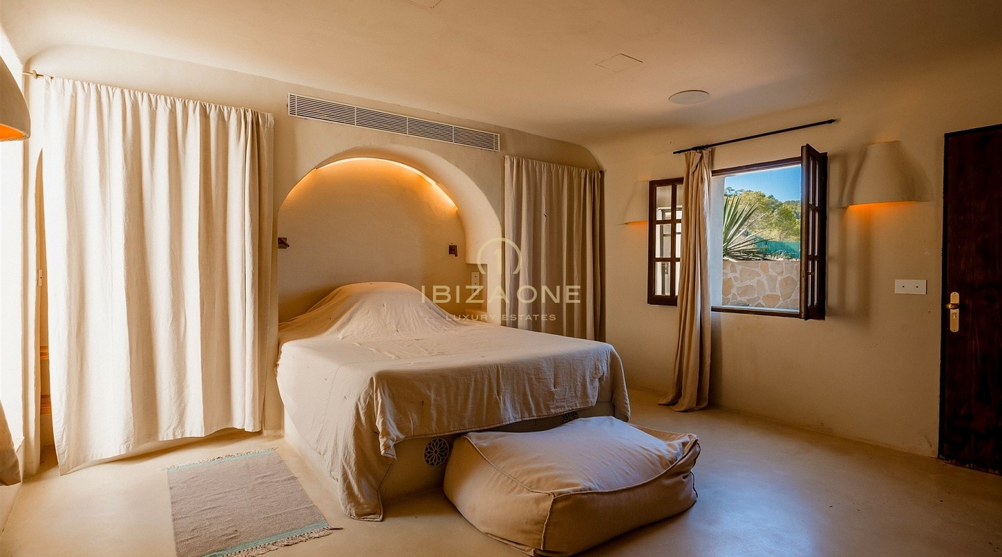 Encantadora finca de lujo de 400 años de antigüedad, exquisitamente renovada con licencia de alquiler turístico en venta, Ibiza