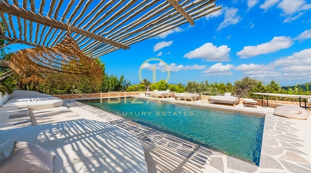 Charmante luxe 400 jaar oude finca, prachtig gerenoveerd met toeristische verhuurvergunning te koop, Ibiza