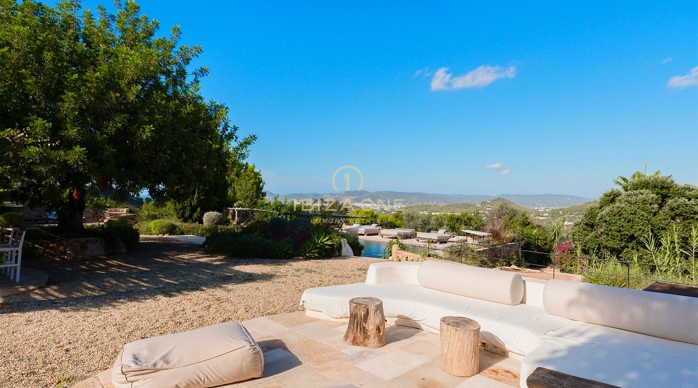 Charmante luxe 400 jaar oude finca, prachtig gerenoveerd met toeristische verhuurvergunning te koop, Ibiza