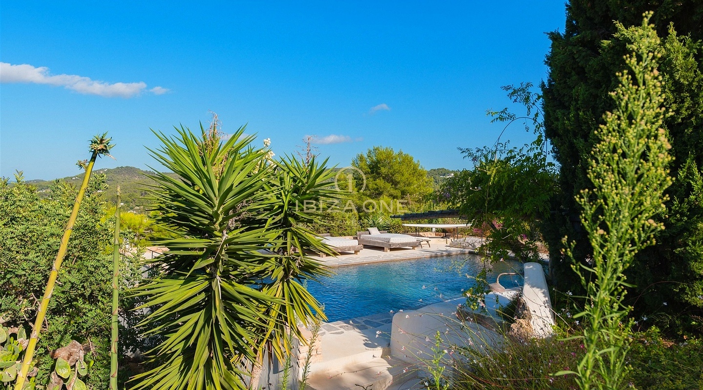 Charmante luxe 400 jaar oude finca, prachtig gerenoveerd met toeristische verhuurvergunning te koop, Ibiza