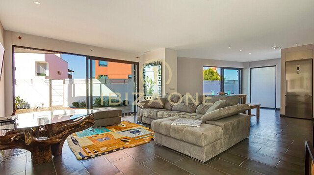 Hochmoderne Luxus-Villa in der Nähe zum Strand und Ibiza zur Miete und Verkauf