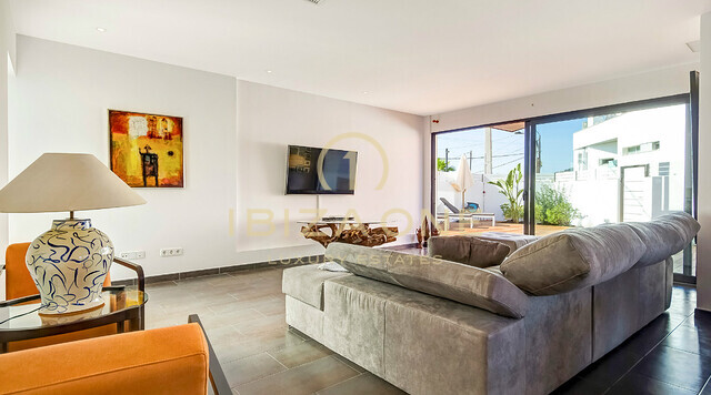 Ultra-moderne en luxe villa dicht bij het strand en Ibiza te huur en te koop