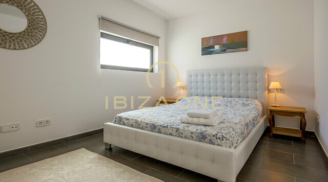 Ultra-moderne en luxe villa dicht bij het strand en Ibiza te huur en te koop