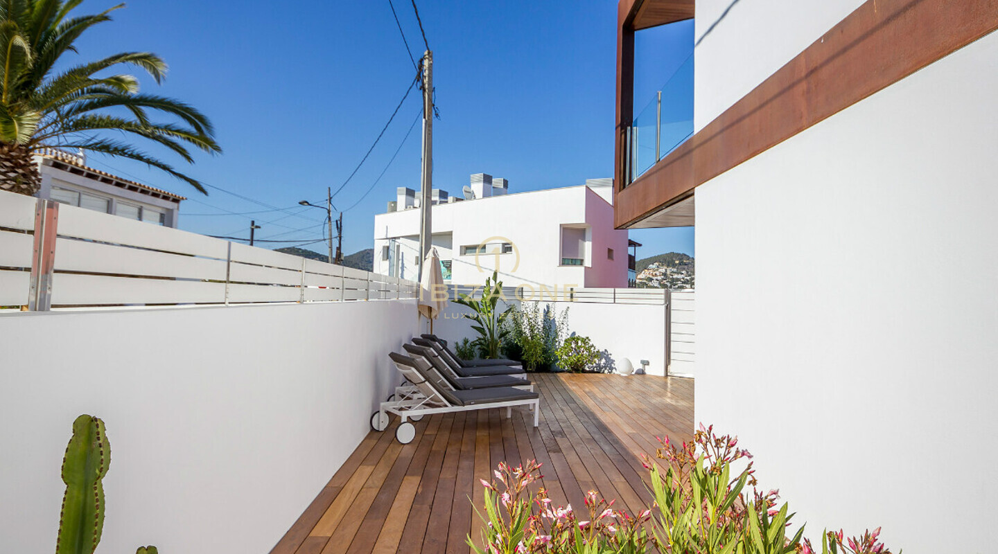 Ultra-moderne en luxe villa dicht bij het strand en Ibiza te huur en te koop