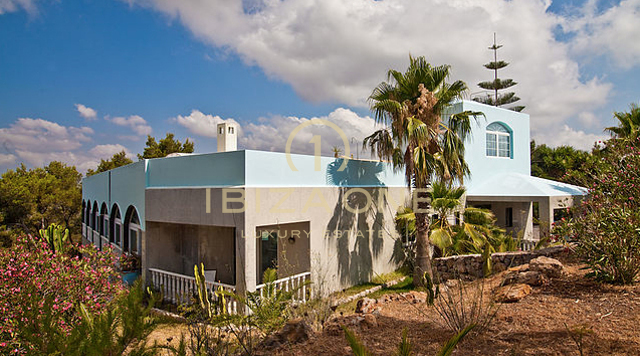 Blue House – Luxusvilla auf einem privaten Berggipfel mit Blick auf Ibiza, Formentera, D´alt Vila und die Yachthäfen zu verkaufen, Ibiza – Blue House – Luxusvilla auf einem privaten Berggipfel mit Blick auf Ibiza, Formentera, D´alt Vila und die Yachthäfen zu vermieten, Ibiza