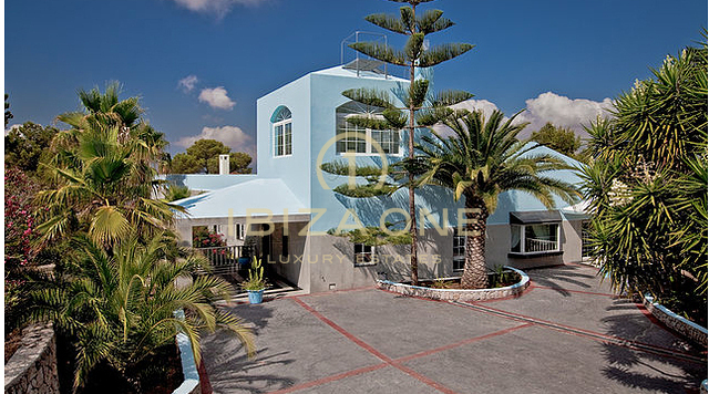 Blue House – Luxusvilla auf einem privaten Berggipfel mit Blick auf Ibiza, Formentera, D´alt Vila und die Yachthäfen zu verkaufen, Ibiza – Blue House – Luxusvilla auf einem privaten Berggipfel mit Blick auf Ibiza, Formentera, D´alt Vila und die Yachthäfen zu vermieten, Ibiza