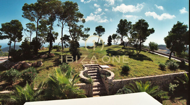 Blue House - luxe villa op de top van een privéberg met uitzicht op Ibiza, Formentera, D'alt Vila en de jachthavens te koop, Ibiza - Blue House - luxe villa op de top van een privéberg met uitzicht op Ibiza, Formentera, D'alt Vila en de jachthavens te huur, Ibiza