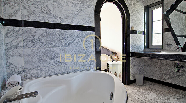 Blue House – Luxusvilla auf einem privaten Berggipfel mit Blick auf Ibiza, Formentera, D´alt Vila und die Yachthäfen zu verkaufen, Ibiza – Blue House – Luxusvilla auf einem privaten Berggipfel mit Blick auf Ibiza, Formentera, D´alt Vila und die Yachthäfen zu vermieten, Ibiza