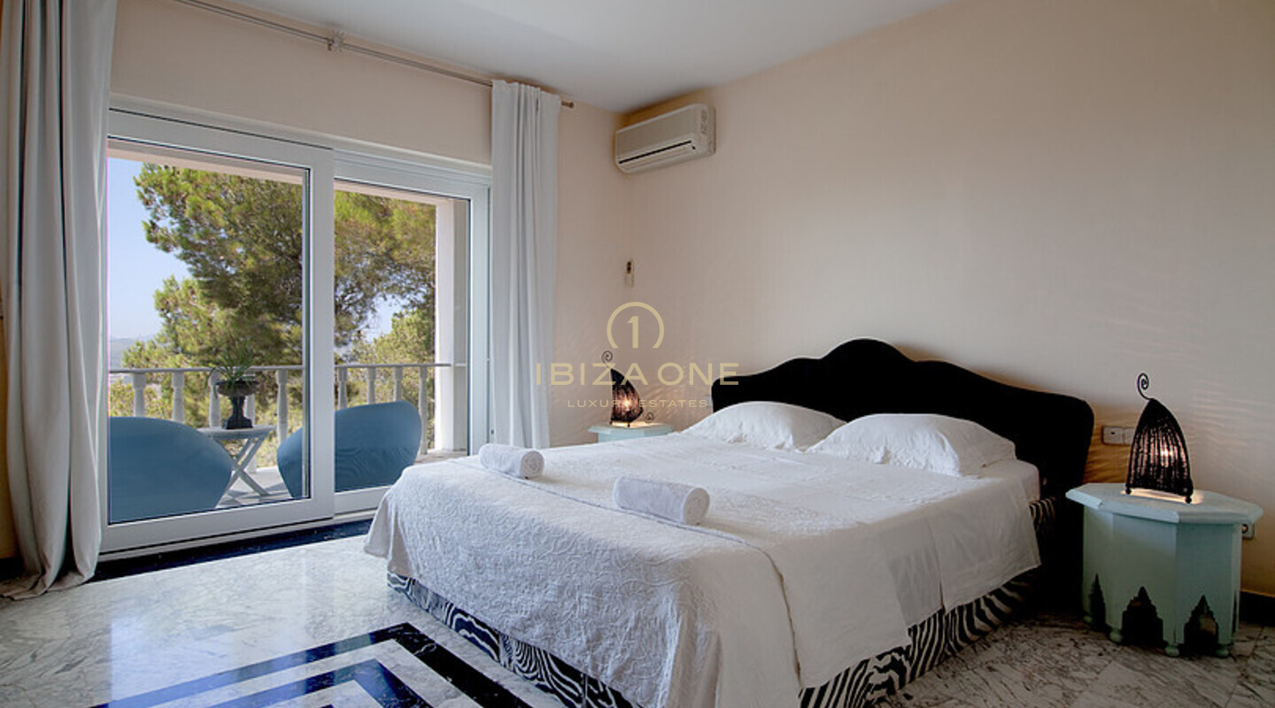 Blue House – Luxusvilla auf einem privaten Berggipfel mit Blick auf Ibiza, Formentera, D´alt Vila und die Yachthäfen zu verkaufen, Ibiza – Blue House – Luxusvilla auf einem privaten Berggipfel mit Blick auf Ibiza, Formentera, D´alt Vila und die Yachthäfen zu vermieten, Ibiza