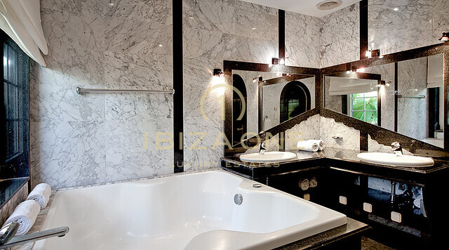 Blue House - luxe villa op de top van een privéberg met uitzicht op Ibiza, Formentera, D'alt Vila en de jachthavens te koop, Ibiza - Blue House - luxe villa op de top van een privéberg met uitzicht op Ibiza, Formentera, D'alt Vila en de jachthavens te huur, Ibiza