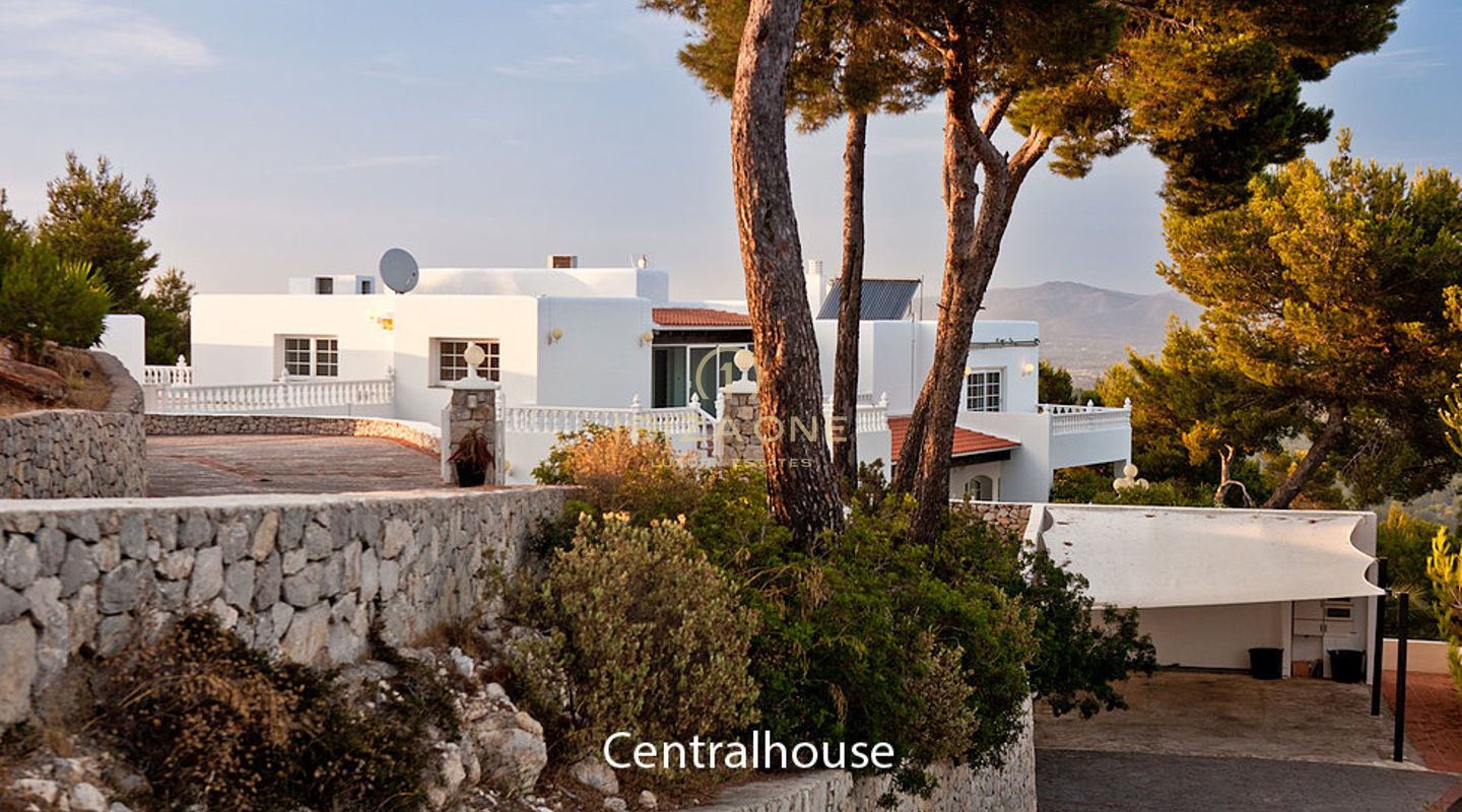 La finca de lujo más grande de Ibiza en venta o mega finca de lujo en alquiler: montaña privada con 4 villas cerca de la ciudad de Ibiza y vistas a los puertos deportivos - Licencia de alquiler turístico