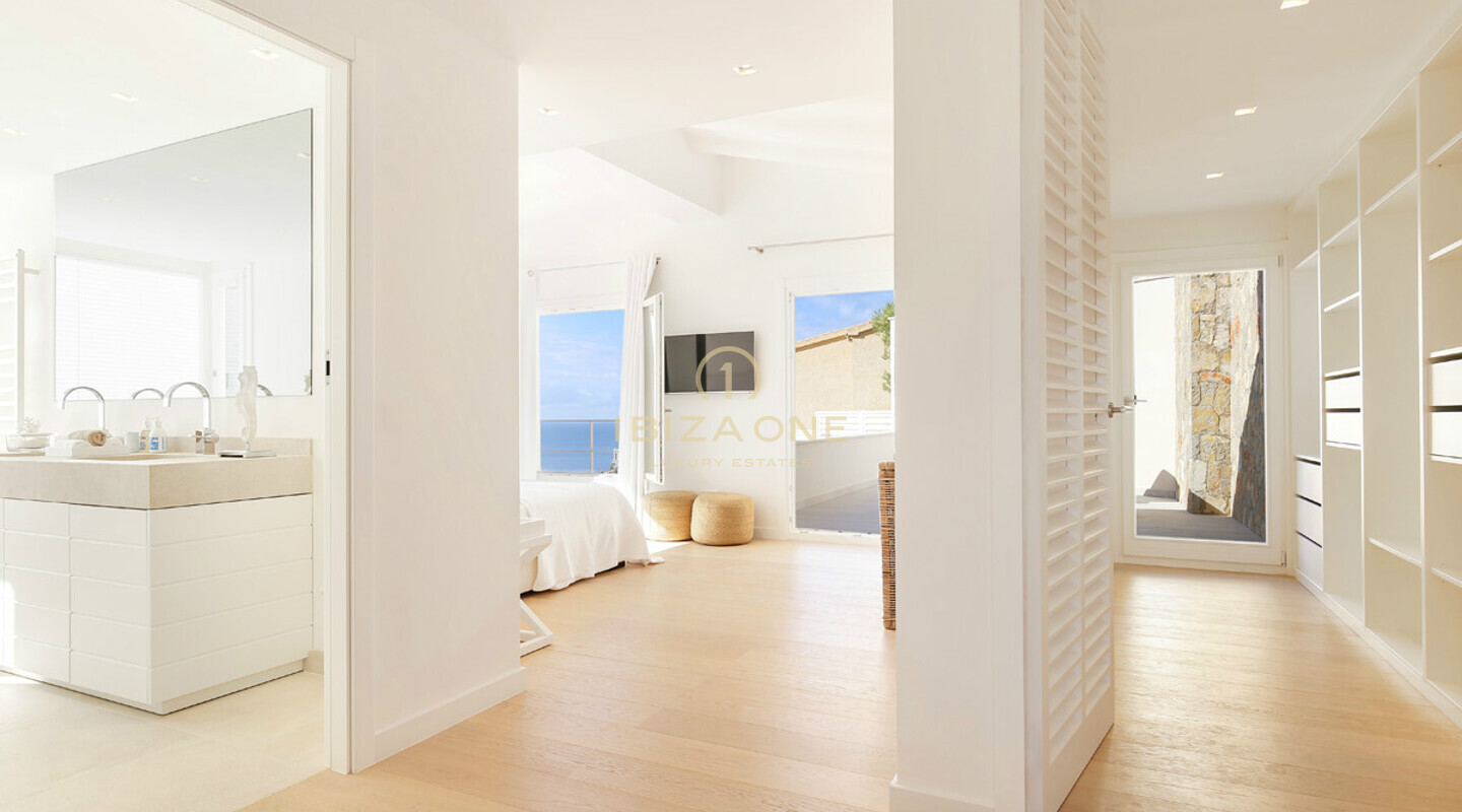 Mallorca : Luxury sea view villa in a prime location for sale