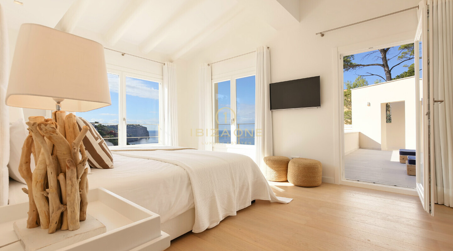 Mallorca : Luxury sea view villa in a prime location for sale