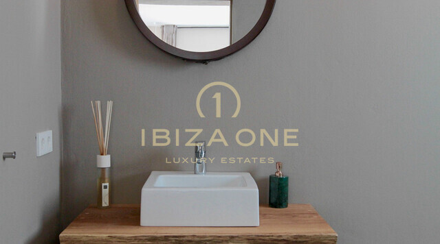 Lujosa villa moderna con vistas al mar, Formentera y al casco antiguo de Ibiza en alquiler, Ibiza