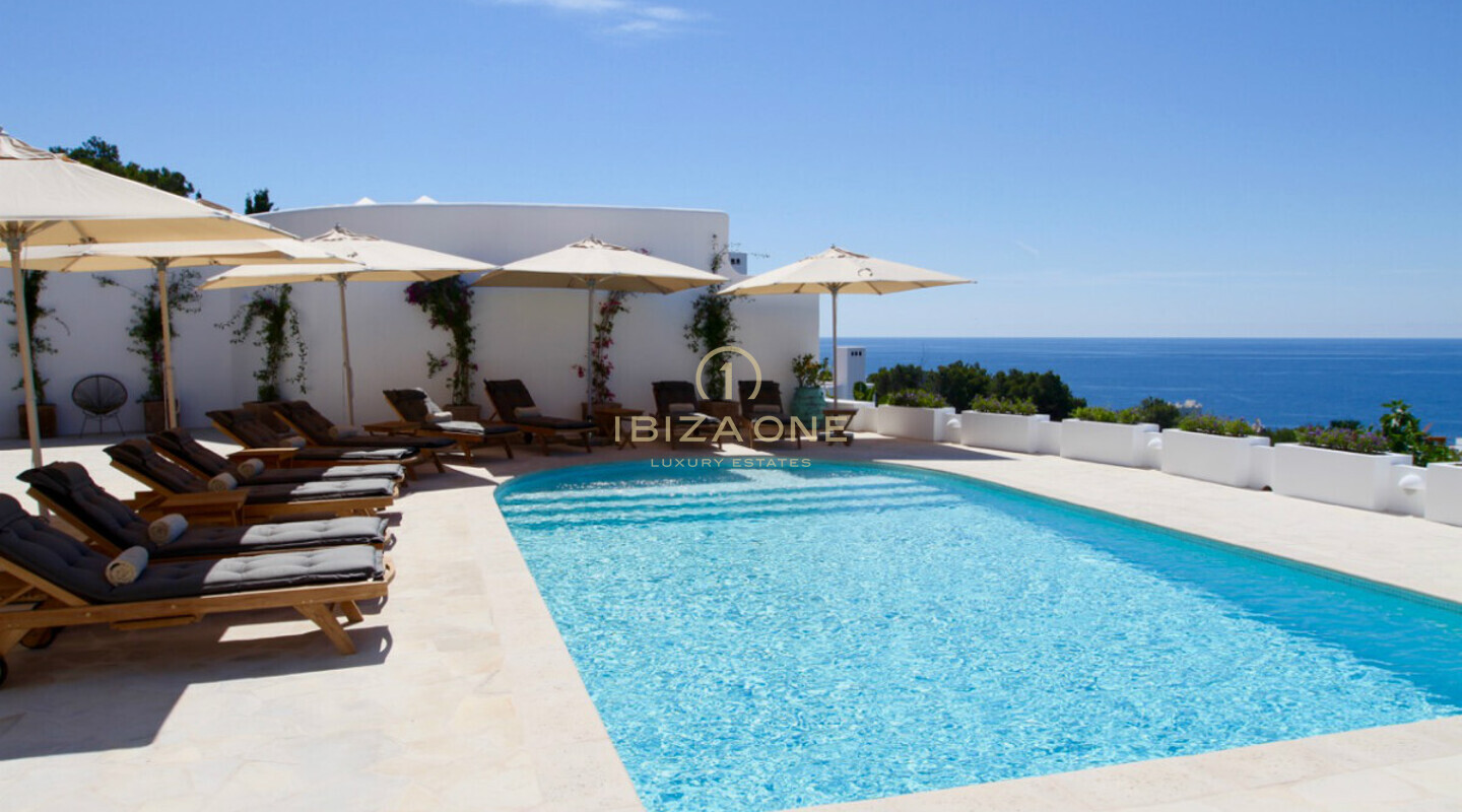Luxe moderne villa met uitzicht op zee naar Formentera en de oude stad van Ibiza te huur, Ibiza