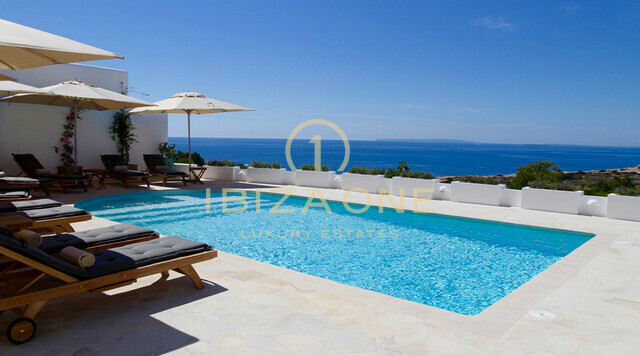 Lujosa villa moderna con vistas al mar, Formentera y al casco antiguo de Ibiza en alquiler, Ibiza