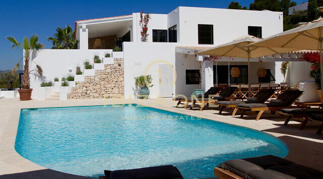 Luxe moderne villa met uitzicht op zee naar Formentera en de oude stad van Ibiza te huur, Ibiza