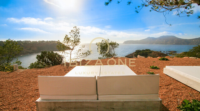 Luxuriöse Villa direkt am Meer mit 350 Metern Meeresfront und Meerzugang zu vermieten in der erstklassigen Lage von Porroig, Ibiza