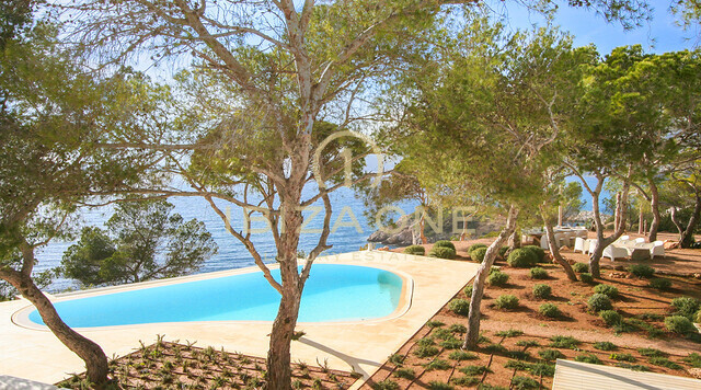 Villa de lujo en primera línea de mar con 350 metros de frente al mar y acceso al mar en alquiler en la ubicación privilegiada de Porroig, Ibiza