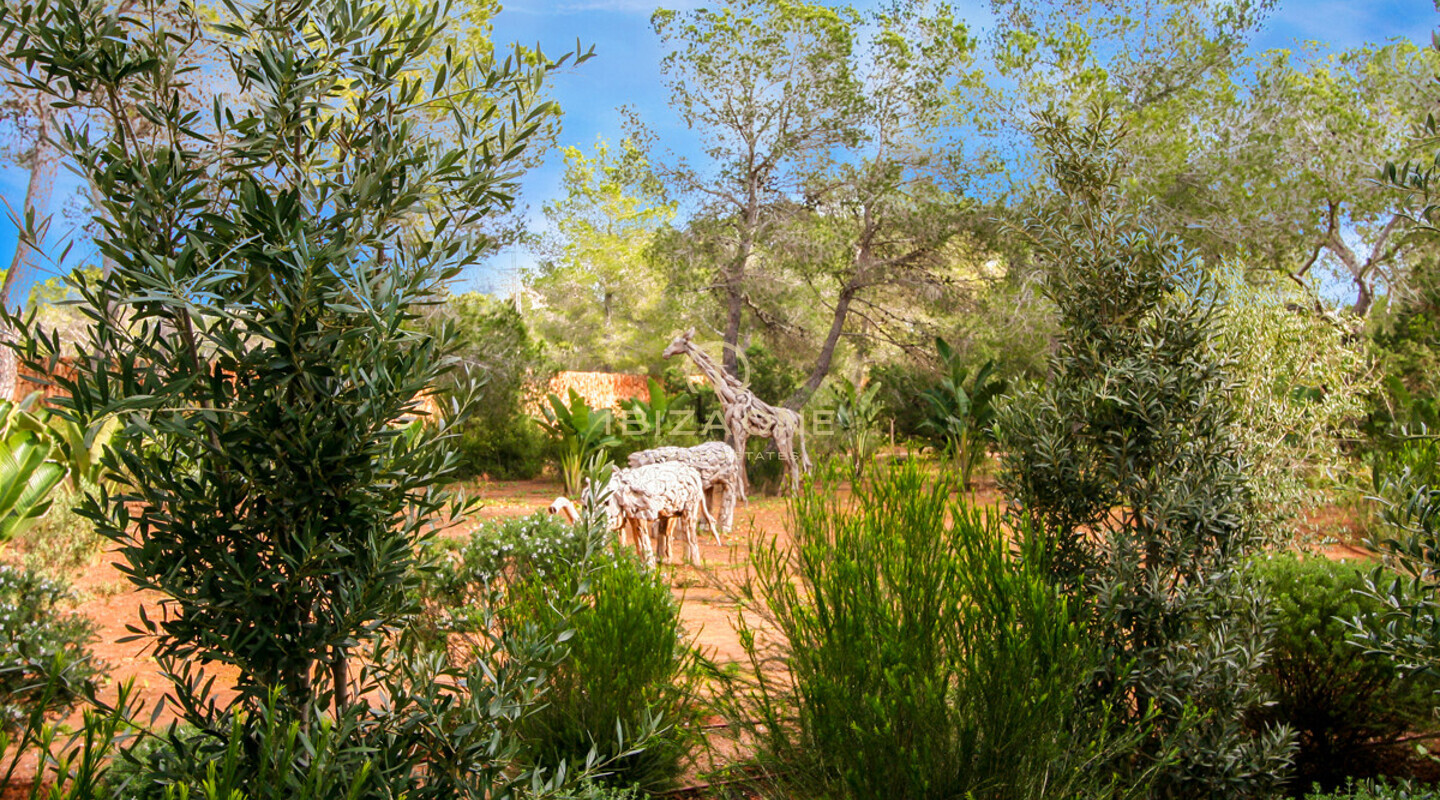 Villa de lujo en primera línea de mar con 350 metros de frente al mar y acceso al mar en alquiler en la ubicación privilegiada de Porroig, Ibiza