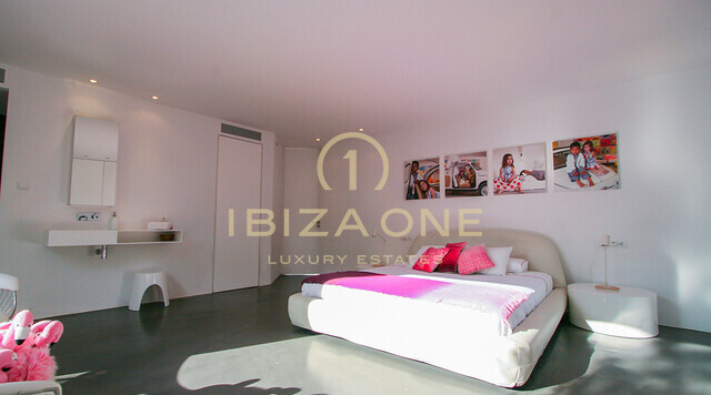 Villa de lujo en primera línea de mar con 350 metros de frente al mar y acceso al mar en alquiler en la ubicación privilegiada de Porroig, Ibiza